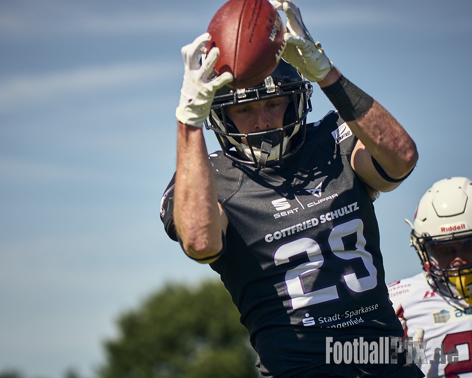 GFL 2 | Langenfeld Longhorns vs. Hamburg Pioneers | 10.05.2025 | Jahnstadion, Langenfeld | Punkte Endstand 35 : 10 | Bildnummer: 2025-05-10_0387 - LangenfeldLonghornsVsHamburgPioneers
