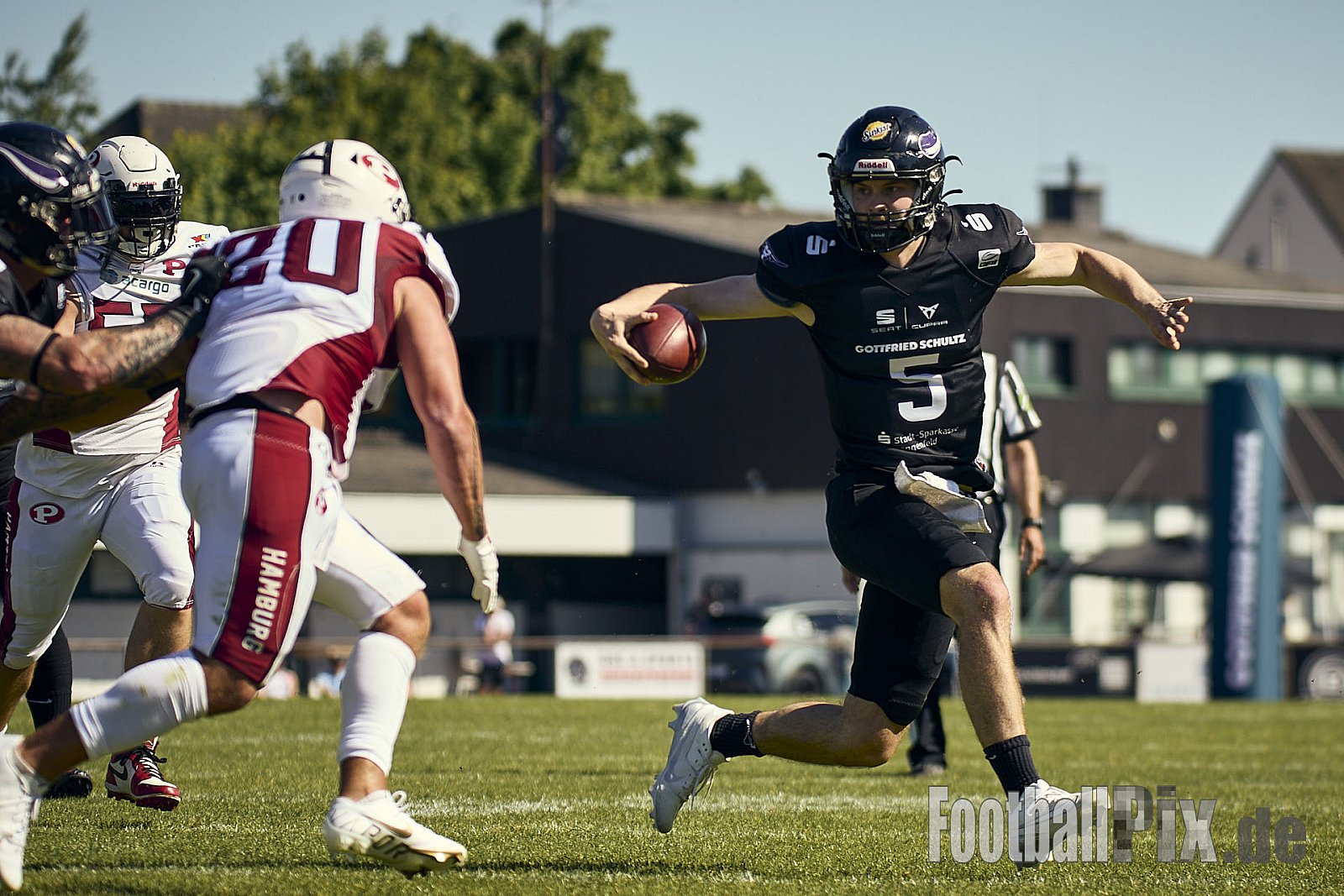 GFL 2 | Langenfeld Longhorns vs. Hamburg Pioneers | 10.05.2025 | Jahnstadion, Langenfeld | Punkte Endstand 35 : 10 | Bildnummer: 2025-05-10_0469 - LangenfeldLonghornsVsHamburgPioneers