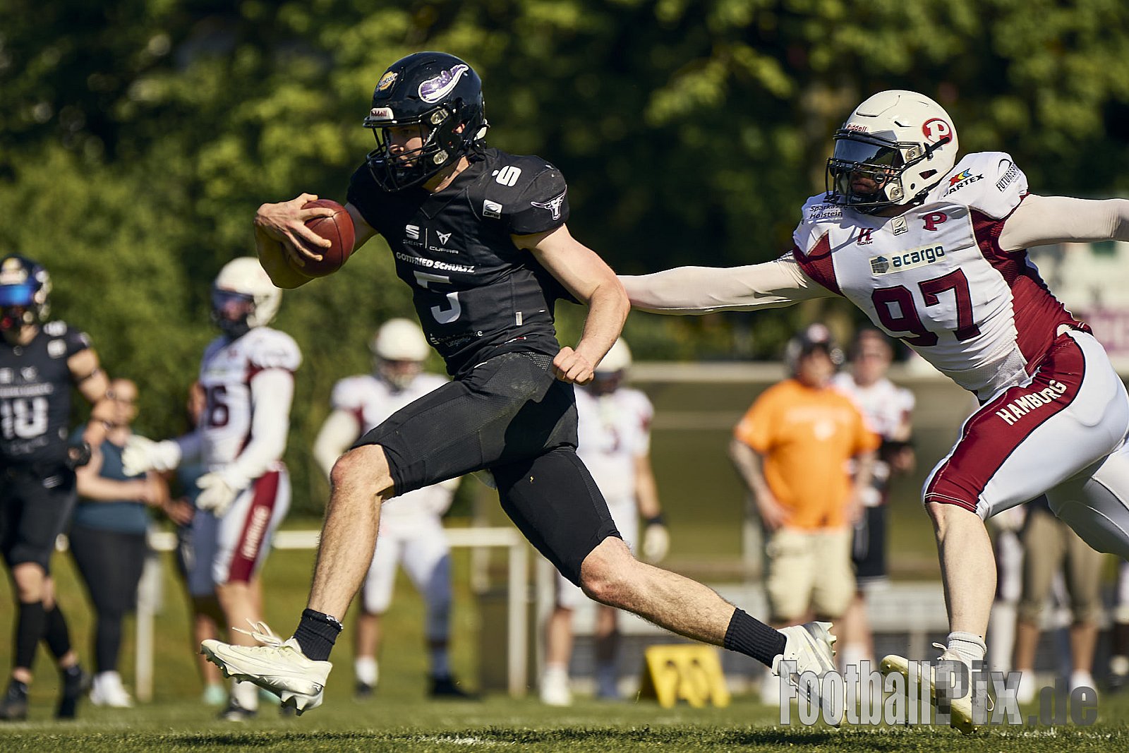 GFL 2 | Langenfeld Longhorns vs. Hamburg Pioneers | 10.05.2025 | Jahnstadion, Langenfeld | Punkte Endstand 35 : 10 | Bildnummer: 2025-05-10_0559 - LangenfeldLonghornsVsHamburgPioneers