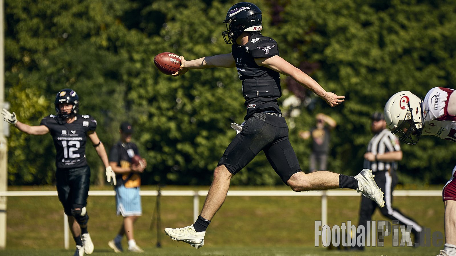 GFL 2 | Langenfeld Longhorns vs. Hamburg Pioneers | 10.05.2025 | Jahnstadion, Langenfeld | Punkte Endstand 35 : 10 | Bildnummer: 2025-05-10_0561 - LangenfeldLonghornsVsHamburgPioneers