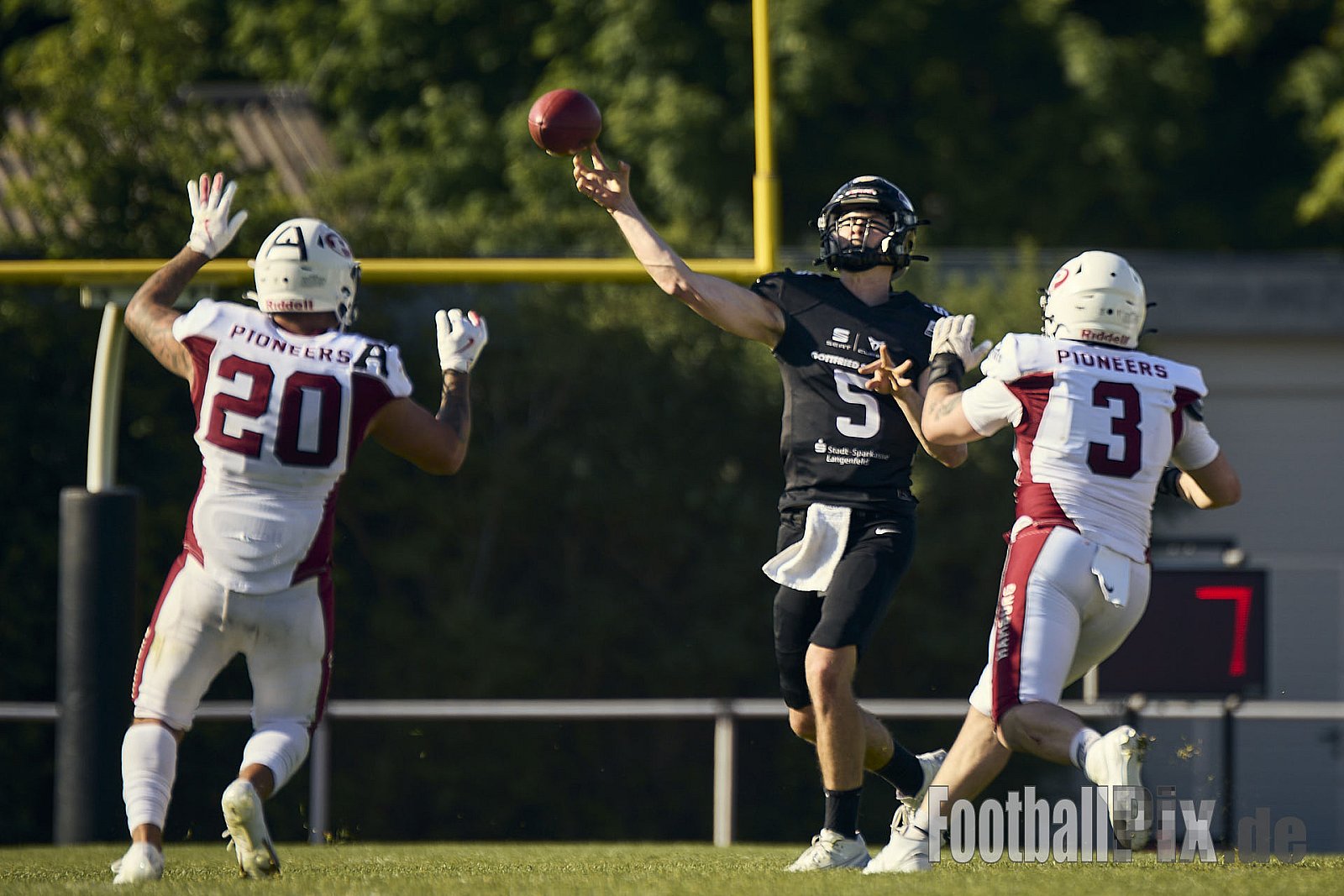 GFL 2 | Langenfeld Longhorns vs. Hamburg Pioneers | 10.05.2025 | Jahnstadion, Langenfeld | Punkte Endstand 35 : 10 | Bildnummer: 2025-05-10_0615 - LangenfeldLonghornsVsHamburgPioneers