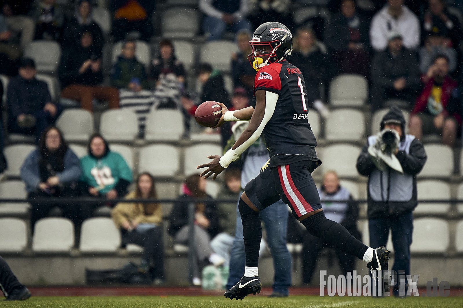 GFL | Düsseldorf Panther vs. Kiel Baltic Hurricanes | 24.05.2025 | Stadion VfL Benrath , 40597 Düsseldorf | Punkte Endstand 14 : 30 | Bildnummer: 2025-05-24_0487 - DPantherVsKielBalticHurricanes