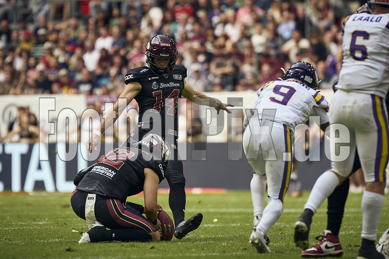 #14 Maximilian Eisenhut, Quarterback, Rhein Fire | #12 Rohat Dagdelen, Wide Receiver, Rhein Fire | ELF | Vienna Vikings at Rhein Fire |  Punkte Endstand 21 : 08 | Merkur Spiel-Arena, Dusseldorf | 01.06.2025 | Bildnummer: 2025-06-01_1153 - ViennaVikingsAtRheinFire