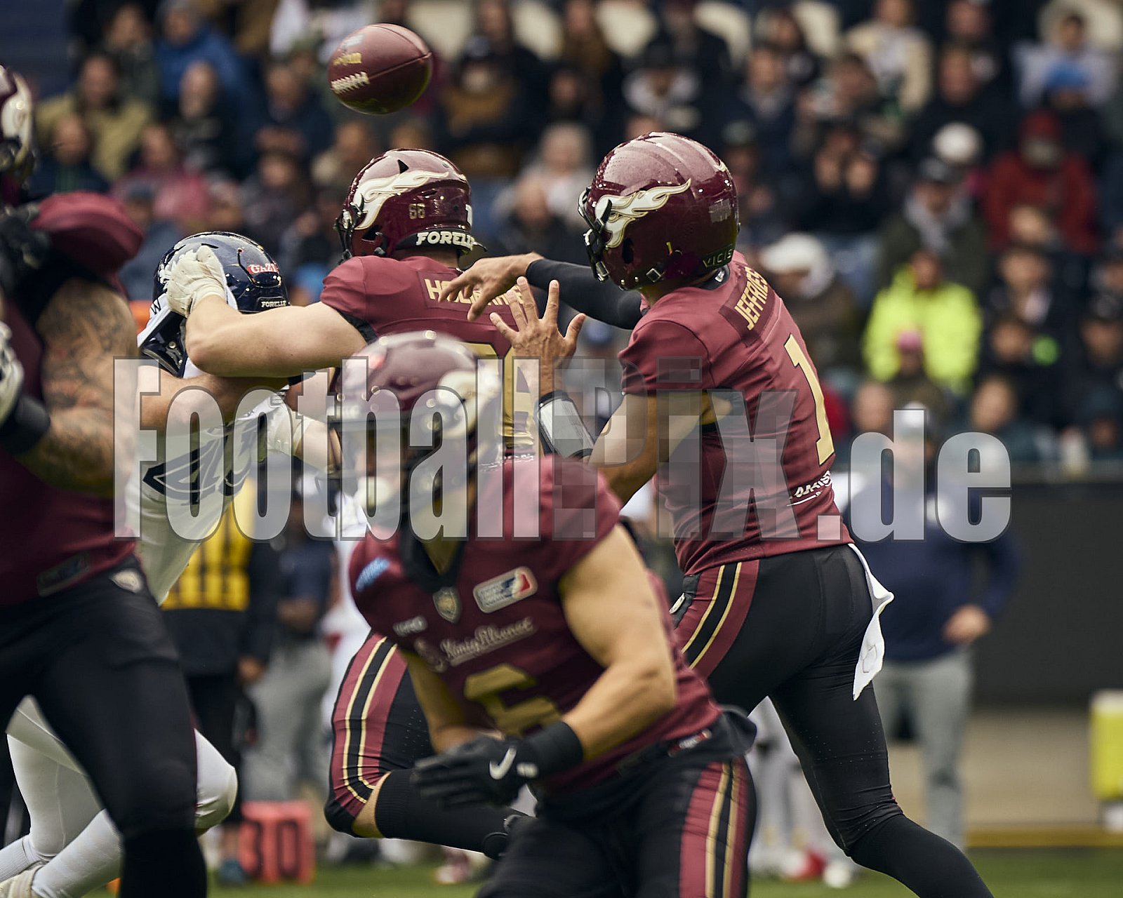 #1 Chad Jeffries, Quarterback, Rhein Fire | ELF | Paris Musketeers at Rhein Fire |  Punkte Endstand 31 : 07 | Schauinsland-Reisen-Arena, Duisburg | 08.06.2025 | Bildnummer: 2025-06-08_0292 - ParisMusketeersAtRheinFire