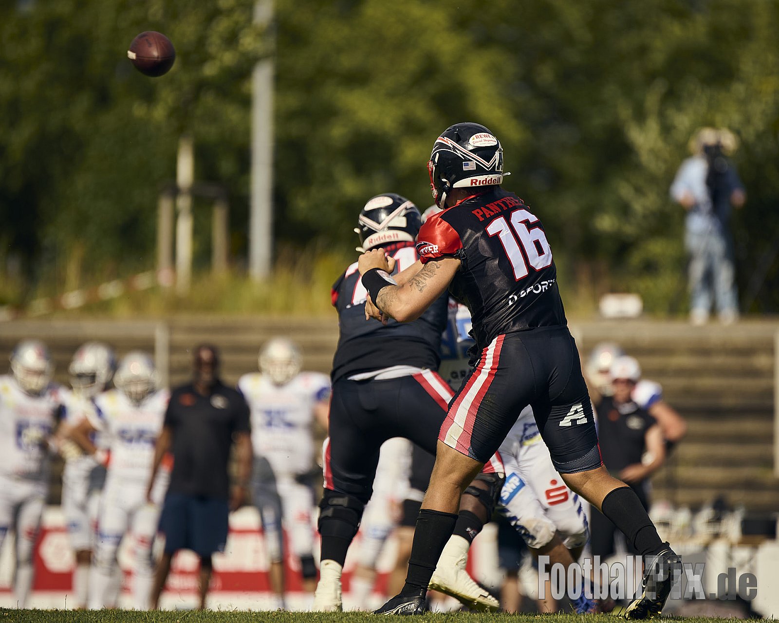 #16 Cole James Stenstrom, Offense, Düsseldorf Panther | GFL | Düsseldorf Panther vs. Pforzheim Wilddogs |  Punkte Endstand 14 : 07 | Stadion Benrath, Düsseldorf | 28.06.2025 | Job ID: 2025-06-28_0626 - DPantherVsPforzheimWilddogs