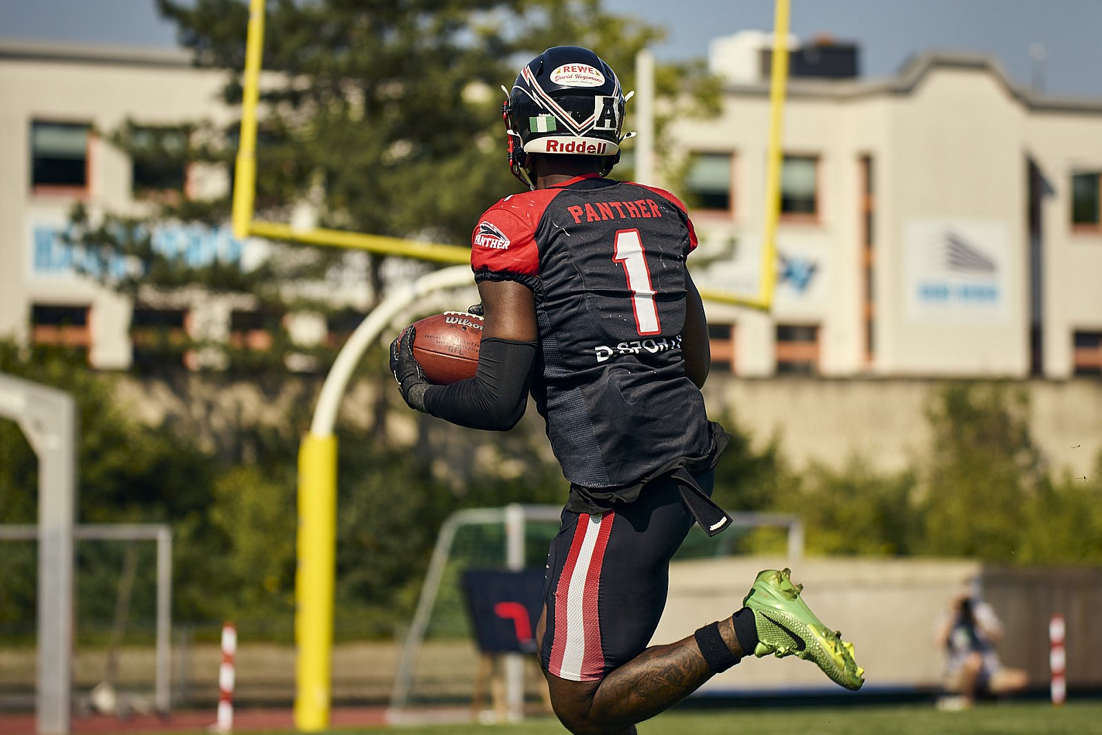 #1 James Agwu Okike, Offense, Düsseldorf Panther | GFL | Düsseldorf Panther vs. Paderborn Dolphins |  Punkte Endstand 28 : 24 | Stadion Benrath, Dusseldorf | 09.08.2025 | Job ID: 2025-08-09_0418 - DPantherPaderbornVsPaderbornDolphins