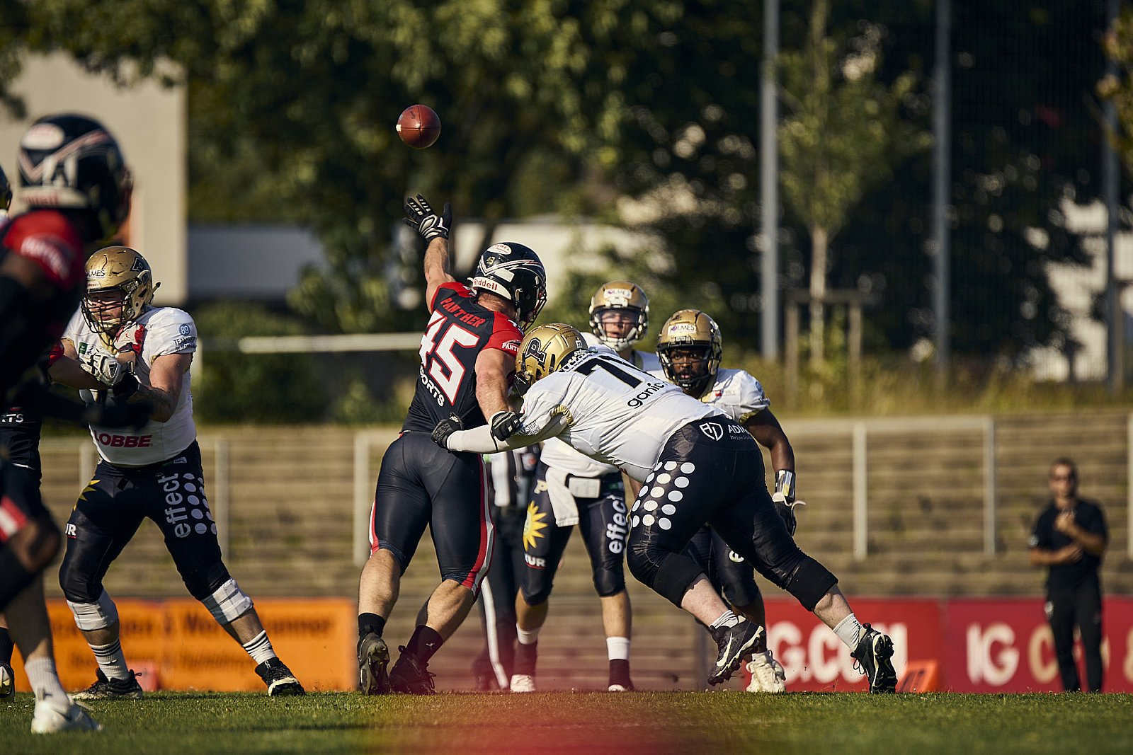 GFL | Düsseldorf Panther vs. Paderborn Dolphins |  Punkte Endstand 28 : 24 | Stadion Benrath, Dusseldorf | 09.08.2025 | Job ID: 2025-08-09_0495 - DPantherPaderbornVsPaderbornDolphins
