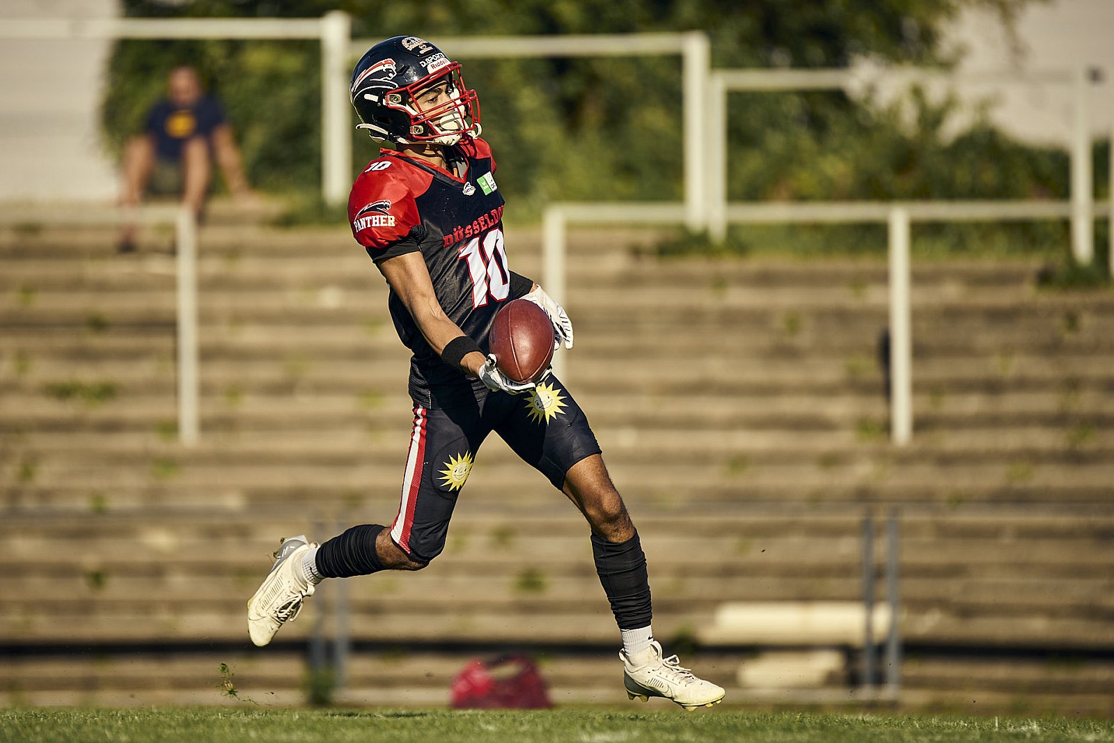 #10 Julien Vast, Offense, Düsseldorf Panther | GFL | Düsseldorf Panther vs. Paderborn Dolphins |  Punkte Endstand 28 : 24 | Stadion Benrath, Dusseldorf | 09.08.2025 | Job ID: 2025-08-09_0527 - DPantherPaderbornVsPaderbornDolphins