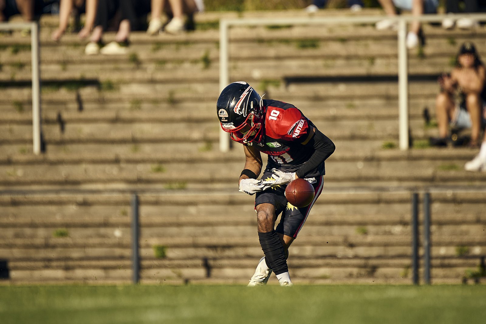 #10 Julien Vast, Offense, Düsseldorf Panther | GFL | Düsseldorf Panther vs. Paderborn Dolphins |  Punkte Endstand 28 : 24 | Stadion Benrath, Dusseldorf | 09.08.2025 | Job ID: 2025-08-09_0574 - DPantherPaderbornVsPaderbornDolphins