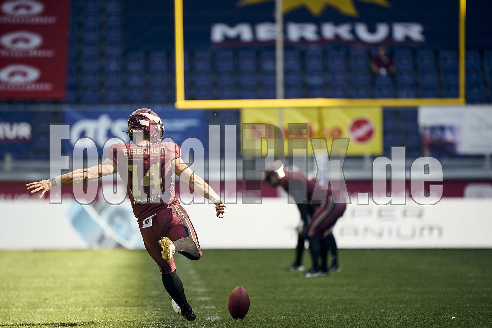 #14 Maximilian Eisenhut, Punter, Rhein Fire | ELF | Raiders Tirol at Rhein Fire |  Punkte Endstand 24 : 34 | Schauinsland-Reisen-Arena, Duisburg | 10.08.2025 - RaidersTirolAtRheinFire